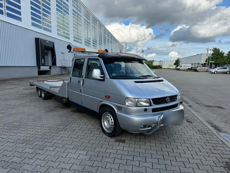 Platforma de tractare Tow'n Go cu cabină dublă și girofar, pregătită de intervenție